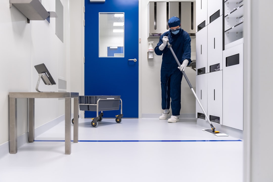 Cleanroom cleaner, cleaning laboratory environment